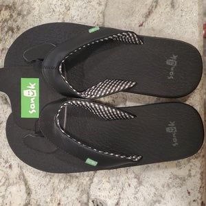 Brand New Size 7 Black Sanuk Yoga Mat flip flops never worn